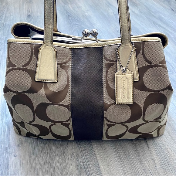 *SOLD* Coach Purse Signature Collection - Picture 4 of 8